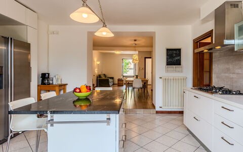 Legnone: Meubilair, Interieur Ontwerp, Flooring, Countertop, Keuken, Verdieping, Plafond, Hout, Kamer, Lichte Inrichting