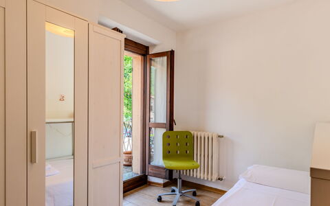 Legnone: Meubilair, Interieur Ontwerp, Verdieping, Flooring, Hout, Bed, Slaapkamer, Kamer, Plafond, Appartement