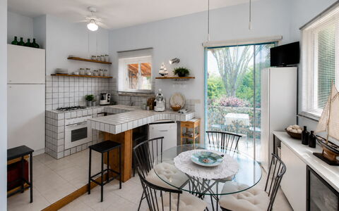 Villa Lina: Meubilair, Interieur Ontwerp, Keuken, Stoel, Flooring, Countertop, Tafel, Lichte Inrichting, Keuken En Eettafel, Plafond