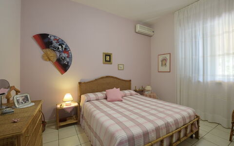 Villa Lina: Meubilair, Bed, Slaapkamer, Bedding, Laken, Interieur Ontwerp, Hout, Linens, Kamer, Verdieping