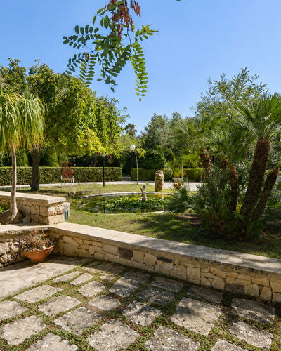 Villa Lina: Vegetation, Tuin, Struik, Groundcover, Flagstone, Gang, Landscaping, Woody Plant, Schaduw