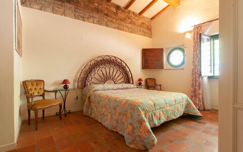 House in the Woods, Pool and Relax in Umbria: Muur, Meubilair, Interieur Ontwerp, Hout, Slaapkamer, Bed, Plafond, Flooring, Verdieping, Bedding