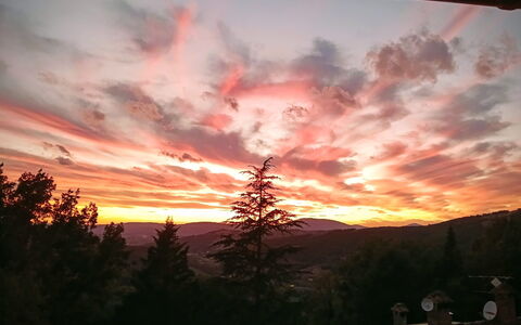 House in the Woods, Pool and Relax in Umbria: Lucht, Afterglow, Natuur, Wolk, Zonsondergang, Afdeling, Schemer, Horizon, Oranje, Zonsopkomst
