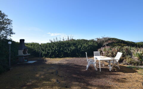 Punta Braccetto Fronte Mare: Struik, Tuin, Landscaping, Backyard, Buitenmeubels