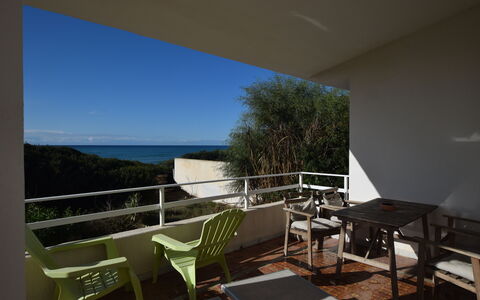 Punta Braccetto Fronte Mare: Meubilair, Balkon, Stoel, Buitenmeubels, Schaduw, Buitentafel, Leuning, Koffietafel