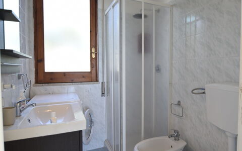 Punta Braccetto Fronte Mare: Flooring, Verdieping, Interieur Ontwerp, Kamer, Loodgieterswerkinrichting, Appartement, Wastafel, Kraan, Plafond, Loodgieter