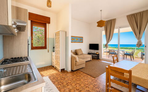 Punta Braccetto Fronte Mare: Meubilair, Flooring, Verdieping, Interieur Ontwerp, Zee, Stoel, Beits, Houten Vloer, Keuken En Eettafel, Oceaan