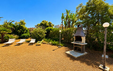 Punta Braccetto Fronte Mare: Struik, Landschap, Tuin, Landscaping, Schaduw, Backyard, Werf, Oprit, Gang