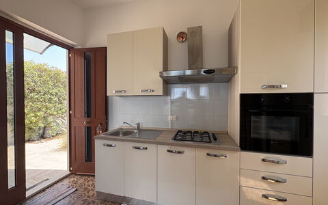 Punta Braccetto Fronte Mare: Toestel Van De Keuken, Keuken, Major Appliance, Huishoudapparatuur, Cabinetry, Countertop, Hout, Interieur Ontwerp, Flooring, Fornuis