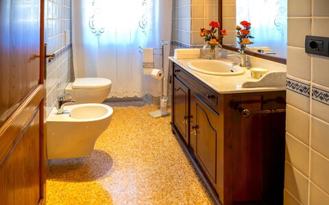 Villa la Guardiola: Badkamer, Wastafel In De Badkamer, Loodgieterswerkinrichting, Wastafel, Flooring, Interieur Ontwerp, Kraan, Verdieping, Loodgieter, Toilet