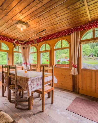Villa Ragada: Meubilair, Interieur Ontwerp, Flooring, Verdieping, Houten Vloer, Hout, Stoel, Plafond, Keuken En Eettafel, Tafel