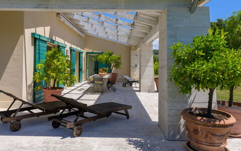 La Sorgente: Buitenmeubels, Bloempot, Schaduw, Meubilair, Stoel, Outdoor Structuur, Kamerplant, Patio, Tuin, Veranda