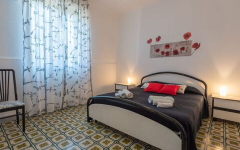 Villa Sole Mare: Verdieping, Flooring, Slaapkamer, Interieur Ontwerp, Meubilair, Bed, Laken, Kamer, Linens, Bedding