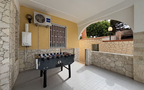 Villa Sole Mare: Muur, Verdieping, Flooring, Samengesteld Materiaal, Beton, Tegel, Beits, Balkon, Flagstone