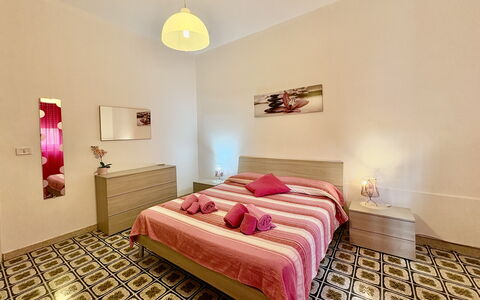 Villa Sole Mare: Verdieping, Flooring, Interieur Ontwerp, Bed, Slaapkamer, Hout, Meubilair, Kamer, Laken, Bedding