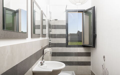 Villa Costa: Muur, Wastafel In De Badkamer, Loodgieterswerkinrichting, Interieur Ontwerp, Flooring, Badkamer, Verdieping, Wastafel, Loodgieter, Kraan