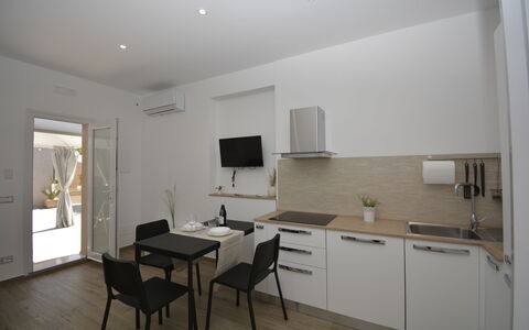 Villa Benvenuti al Sud: Meubilair, Interieur Ontwerp, Hout, Flooring, Verdieping, Countertop, Kamer, Plafond, Verlichting, Keuken