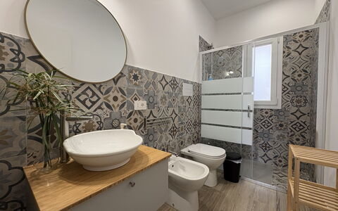 Villa Benvenuti al Sud: Flooring, Verdieping, Wc Bril, Loodgieterswerkinrichting, Interieur Ontwerp, Badkamer, Tegel, Toilet, Wastafel, Loodgieter