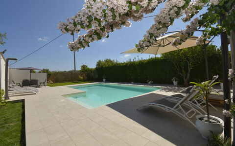Villa Benvenuti al Sud: Zwembad, Samengesteld Materiaal, Toevlucht, Schaduw, Tuin, Landscaping, Buitenmeubels, Werf, Beton, Binnenplaats