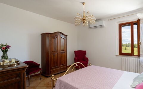 Villa i Fiori: Bed, Slaapkamer, Meubilair, Interieur Ontwerp, Laken, Bedding, Hout, Kamer, Textiel, Flooring