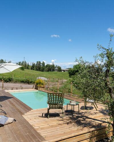 Villa i Fiori: Zwembad, Buitenmeubels, Tuin, Meubilair, Ligstoel, Paraplu, Toevlucht, Stoel, Dek, Eco Hotel