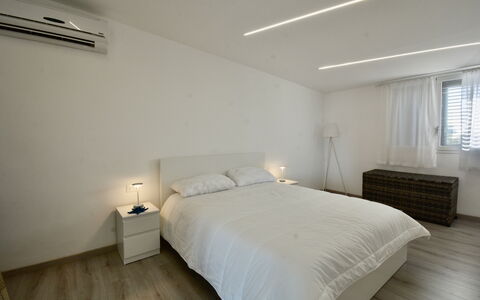Rari House: Bed, Meubilair, Interieur Ontwerp, Slaapkamer, Flooring, Muur, Verdieping, Bedding, Hout, Laken