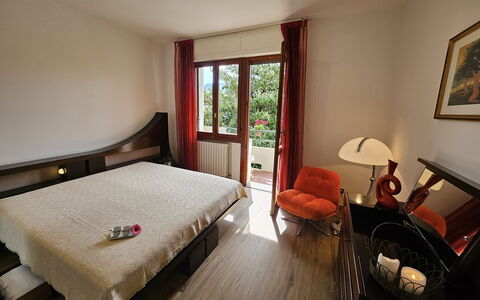 Alle Gardenie: Meubilair, Interieur Ontwerp, Flooring, Verdieping, Hout, Slaapkamer, Kamer, Bed, Laken, Verlichting