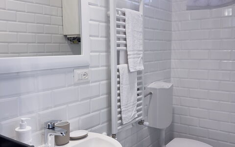 Casa Nanai - Levanto: Loodgieterswerkinrichting, Badkamer, Wastafel, Wastafel In De Badkamer, Flooring, Wc Bril, Toilet, Interieur Ontwerp, Loodgieter, Kraan