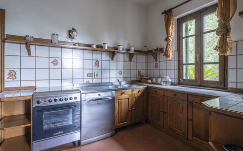 Villa Golly: Keuken, Hout, Interieur Ontwerp, Flooring, Plafond, Countertop, Kamer, Cabinetry, Toestel Van De Keuken, Beits