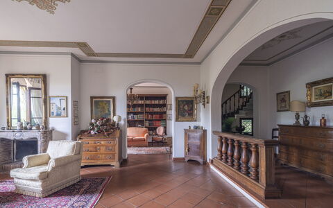 Villa Golly: Meubilair, Interieur Ontwerp, Flooring, Verdieping, Plafond, Kamer, Stoel, Woonkamer, Gieten, Fotolijst