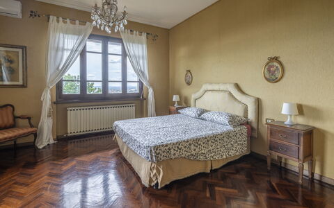 Villa Golly: Meubilair, Bed, Interieur Ontwerp, Slaapkamer, Muur, Flooring, Verdieping, Laken, Bedding, Kamer