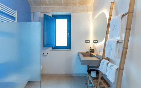 Tenuta Emma: Blauw, Muur, Samengesteld Materiaal, Loodgieterswerkinrichting, Lichte Inrichting, Badkamer, Tegel, Ontwerp, Kraan, Wastafel