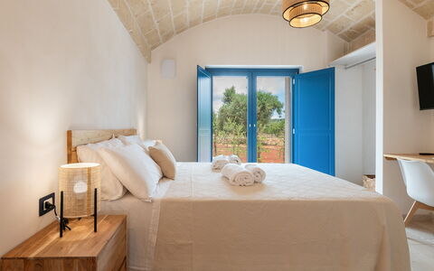 Tenuta Emma: Slaapkamer, Interieur Ontwerp, Huis, Bed Frame, Bed, Bedding, Plafond, Laken, Linens, Matras