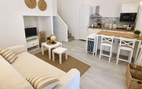 Porto Luna 1: Meubilair, Interieur Ontwerp, Flooring, Verdieping, Hout, Kamer, Woonkamer, Bankstel, Houten Vloer, Tafel
