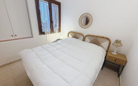 Porto Luna 1: Bed, Bedding, Meubilair, Slaapkamer, Interieur Ontwerp, Laken, Verdieping, Hout, Flooring, Linens