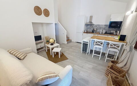 Porto Luna 1: Meubilair, Flooring, Interieur Ontwerp, Verdieping, Hout, Kamer, Stoel, Tafel, Woonkamer, Huis