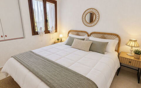 Porto Luna 1: Bed, Meubilair, Bedding, Interieur Ontwerp, Slaapkamer, Laken, Hout, Verdieping, Linens, Flooring