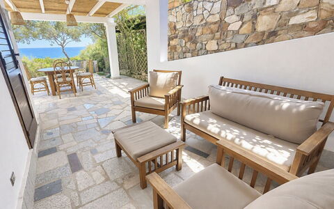 Porto Luna 1: Meubilair, Flooring, Hout, Verdieping, Stoel, Tafel, Buitenmeubels, Buitentafel, Veranda, Keuken En Eettafel