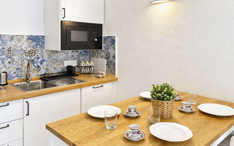 Porto Luna 1: Countertop, Flooring, Keuken, Meubilair, Interieur Ontwerp, Cabinetry, Verdieping, Huis, Loodgieterswerkinrichting, Verlichting