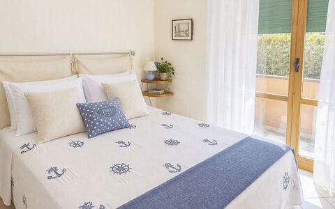 Coniglio Beach: Slaapkamer, Bed, Meubilair, Laken, Linens, Hout, Bedding, Interieur Ontwerp, Textiel, Verdieping