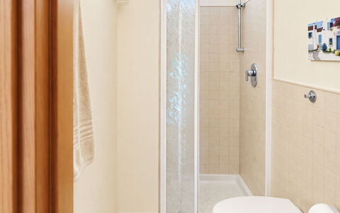 Coniglio Beach: Loodgieterswerkinrichting, Badkamer, Muur, Flooring, Verdieping, Interieur Ontwerp, Deur, Loodgieter, Huis, Douche