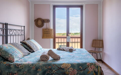 Terrazza sulla Luna, Casciana Terme: Slaapkamer, Bed, Laken, Bedding, Hout, Linens, Meubilair, Interieur Ontwerp, Textiel, Bed Frame