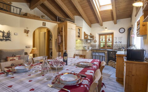 Chalet Ralon: Meubilair, Interieur Ontwerp, Plafond, Huis, Tafel, Huis, Stoel, Keuken En Eettafel, Eetkamer, Kamer