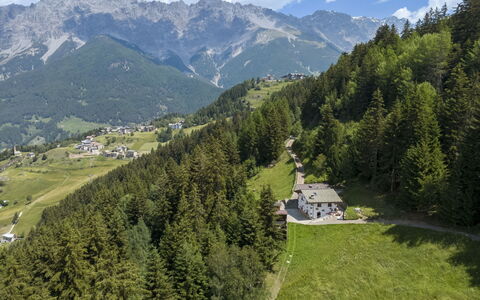 Chalet Ralon: Bergachtig Landvormen, Boom, Berg, Natuur, Heuvel, Natuurlijk Landschap, Hoogland, Landschap, Bergketen