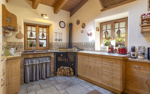 Chalet Ralon: Keuken, Meubilair, Interieur Ontwerp, Hout, Flooring, Cabinetry, Countertop, Toestel Van De Keuken, Verdieping, Huis