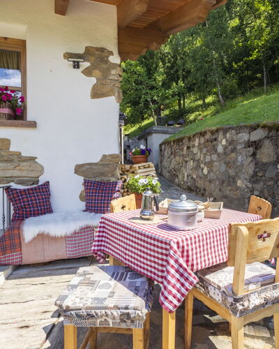 Chalet Ralon: Meubilair, Stoel, Buitenmeubels, Verblijf, Bloempot, Kamerplant, Buitentafel, Tuin, Keuken En Eettafel, Patio