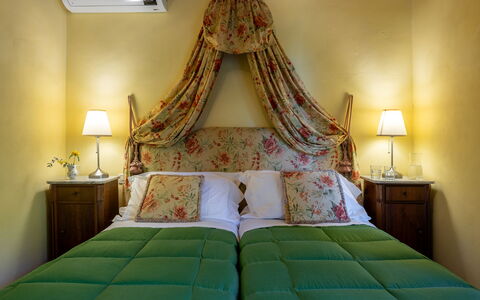 Villa Santa Barbara: Meubilair, Interieur Ontwerp, Bed, Slaapkamer, Bedding, Laken, Linens, Hout, Geel, Kamer