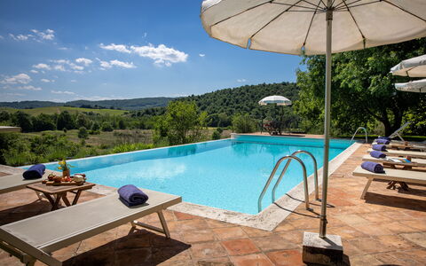 Villa Santa Barbara, Pool and Relax, Siena Country: Zwembad, Blauw, Buitenmeubels, Toevlucht, Ligstoel, Thermae, Eco Hotel, Hacienda, Villa, Hotel