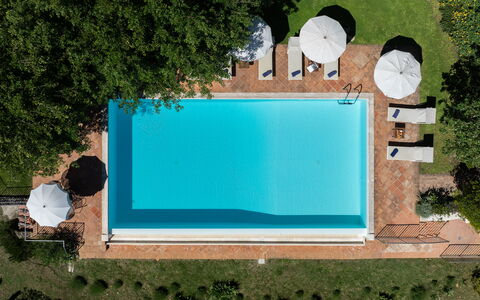 Villa Santa Barbara: Zwembad, Blauw, Water, Buitenmeubels, Toevlucht, Thermae, Samengesteld Materiaal, Ligstoel, Eco Hotel, Vrije Tijd