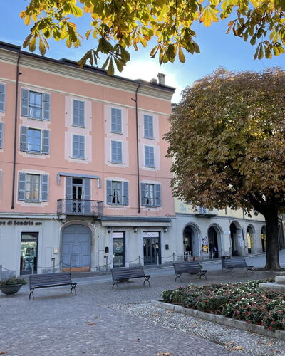 Una Finestra sul Lago: Venster, Gebouw, Stad,  Dorf\, Facade, Buurt, Openbare Ruimte, Woongebied, Straat, Menselijke Nederzetting